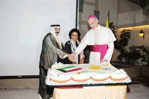 السفير وليد الخبيزي والشيخة فريحة الاحمد يشاركان المطران بيتار راجيك قطع كيكة الاحتفال﻿