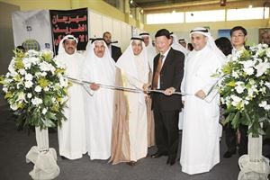 صقر العنزي يقص شريط افتتاح معرض الصناعات الكويتية اسامة ابو عطية
