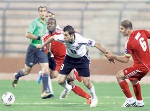 لاعب الفيصلي احمد هايل يمر من لاعبي الاتحاد﻿