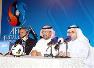 سهو السهو والزميل طلال المحطب اثناء اجراء القرعة﻿