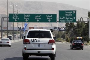 سيارة تابعة للمراقبين الدوليين اثناء تجولها بين المدن السورية امس 	افپ﻿