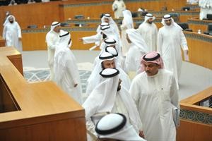 النواب والوزراء اثناء خروجهم من القاعة
