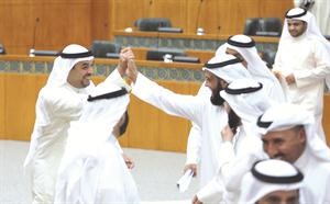 فلاح الصواغ وعبدالرحمن العنجري متعاضدان يدا بيد بعد رفع الجلسة متين غوزال