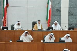 الرئيس احمد السعدون على المنصة وبجانبه مسلم البراك وعبدالله البرغش متين غوزال