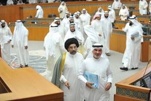 صالح عاشور وسيد حسين القلاف لدى خروجهما من القاعة