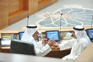حديث جانبي بين عدنان عبدالصمد ومصطفى الشمالي