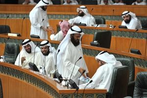 محمد هايف يعرض على اسامة الشاهين نسخة من اعلان يروج لمواد ممنوعة
