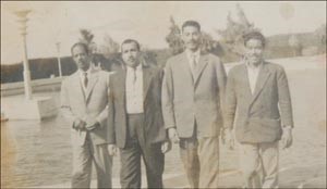 من اليسار عبدالرزاق الياقوت والنوخذة محمد حسن الراشد ودرباس الدرباس واحد الاصدقاء