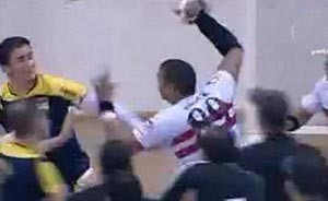 «يد» الزمالك تتعرض للضرب في تونس