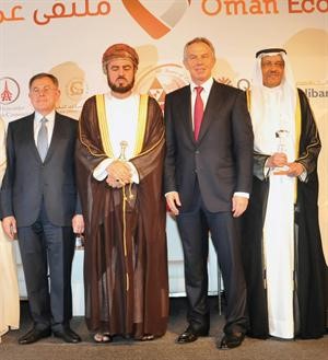ممثل جلالة السلطان قابوس صاحب السمو اسعد بن طارق ال سعيد مكرما هشام الرزوقي بحضور توني بلير وفؤاد السنيورة
