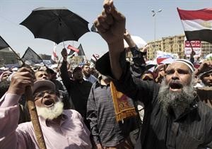 المتظاهرون في ميدان التحرير يطلقون صيحات مطالبة بالغاء المادة 28 رورتيرز