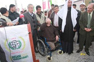 دعبدالله المعتوق والسفير دعبدالله الذويخ خلال حضورهما تسليم مشروع البيوت﻿