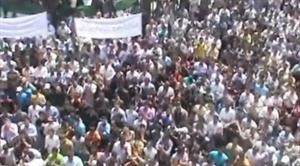 صورة بثها ناشطون لمظاهرة في مدينة الرستن التابعة لحمص امس