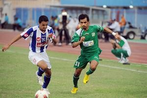 علي مقصيد ينطلق بالكرة بمراقبة عبدالعزيز هلال هاني الشمري

