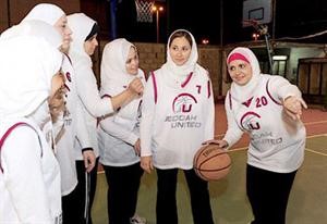 طالبات يلعبن كرة السلة﻿