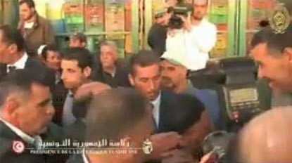 صورة ماخوذة من الفيديو لاحد المواطنيين التونسيين يقبل يد المرزوقي