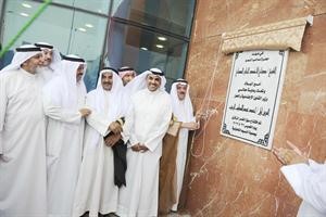 محمد الكندري يزيح الستار عن لوحة تذكارية تشير الى افتتاح سوق القصر الجديد﻿