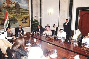 نوري المالكي خلال اجتماعه مع اعضاء الوفد الاعلامي ويبدو رئيس التحرير الزميل يوسف خالد يوسف المرزوق والزميل عدنان الراشد﻿