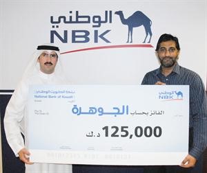 صالح الشمري يسلم الجائزة للفائز عرفان احمد
