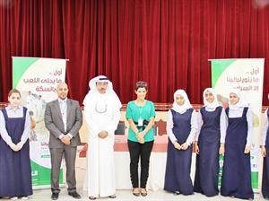 لقطة جماعية للطالبات مع فريق التجاري الزائر
