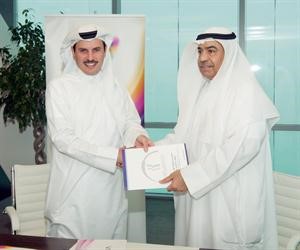 مسلمان البدران وفوزي المجدلي خلال توقيع مذكرة التفاهم﻿