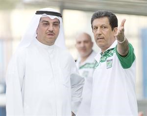 عبدالعزيز المطوع ورئيس النادي العربي جمال الكاظمي	 الازرق كوم﻿