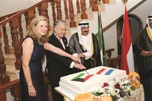 السفير الخبيزي يشارك السفير الهولندي وحرمه قطع كيكة الحفل 	انور الكندري﻿