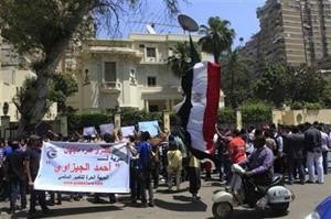 صورة ارشيفية لتظاهرة للمصريين امام السفارة السعودية بالقاهرة