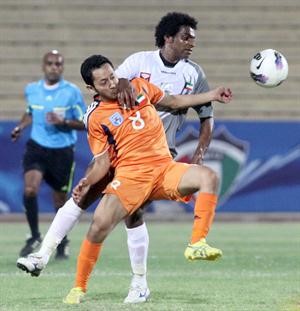 لاعب كاظمة مشاري العازمي يحاول منع الاعب النصر العماني احمد كانو من الوصول للكرة		 الازرقكوم﻿
