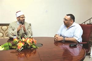 د عبدالرحمن البر متحدثا للزميل اسامة دياب سعود سالم
