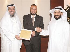 علي الزبيد وعبدالرحمن زمان يكرمان ايهاب قدري﻿