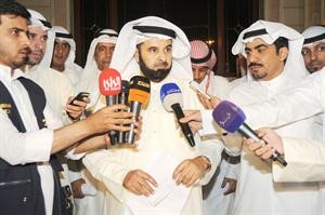 مبارك الوعلان متحدثا للصحافيين﻿