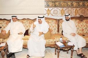 مسلم البراك متحدثا للحضور ويتوسط شايع الشايع واسامة المناور﻿