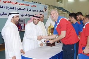تسليم الكاس للاعبي التضامن
