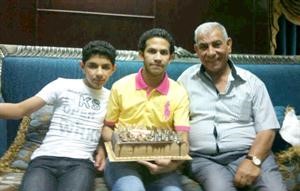 احمد الشباصي مع والده واخيه خلال التكريم