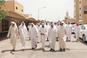 جانب من جولة اعضاء البلدي في منطقة ابوحليفة﻿