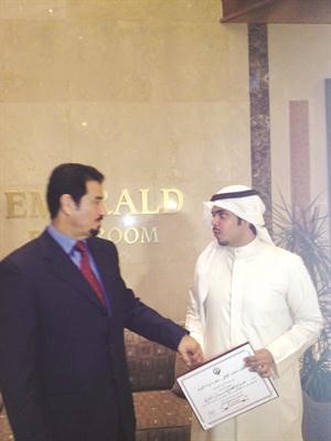 د حمد الدعيج مكرما احد المتفوقين