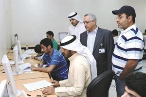 دعبدالرزاق النفيسي يتفقد الاختبارات
