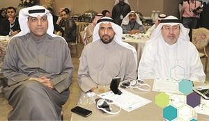 خالد الشاهين يتوسط طارق الزيدان وحمد البرجس
