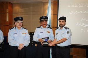 اللواء جاسم المنصوري يكرم احد ضباط قطاع الوقاية ﻿