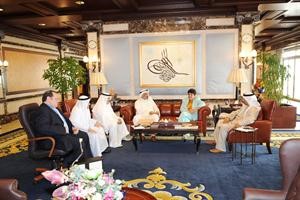 سمو رئيس الوزراء الشيخ جابر المبارك مستقبلا درشا الصباح والوفد المرافق لها﻿