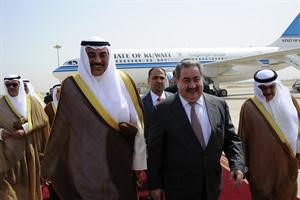 الشيخ صباح الخالد لدى وصوله الى بغداد وفي استقباله هوشيار زيباري﻿