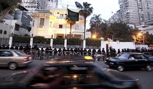 قوات الامن المصرية امام السفارة السعودية في القاهرة امس الاول افپ