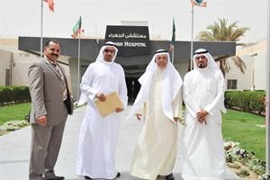 مدير المستشفى دحسن الدوسري ورئيس مكتب البحث القانوني رضا خفاجي ودعادل العصفور والزميل عبدالكريم العبدالله