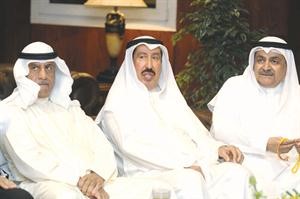 ضرار الغانم مع احمد الهارون وجاسم السعدون خلال الاحتفال﻿