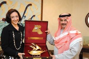 الشيخ مبارك الدعيج يقدم درعا تكريمية الى الاميرة ريم علي
