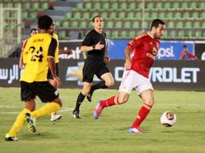 نجم الاهلي محمد ابوتريكة يمر من احد اللاعبين﻿
