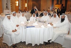 مطلال القحطاني وعيسى المزيدي مع عدد من الحضور﻿