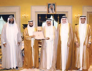 سمو ولي العهد الشيخ نواف الاحمد لدى استقباله رئيس واعضاء مجلس ادارة بنك وربة