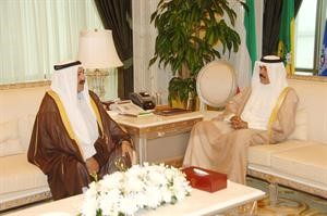 سمو ولي العهد الشيخ نواف الاحمد مستقبلا الشيخ ناصر صباح الاحمد﻿